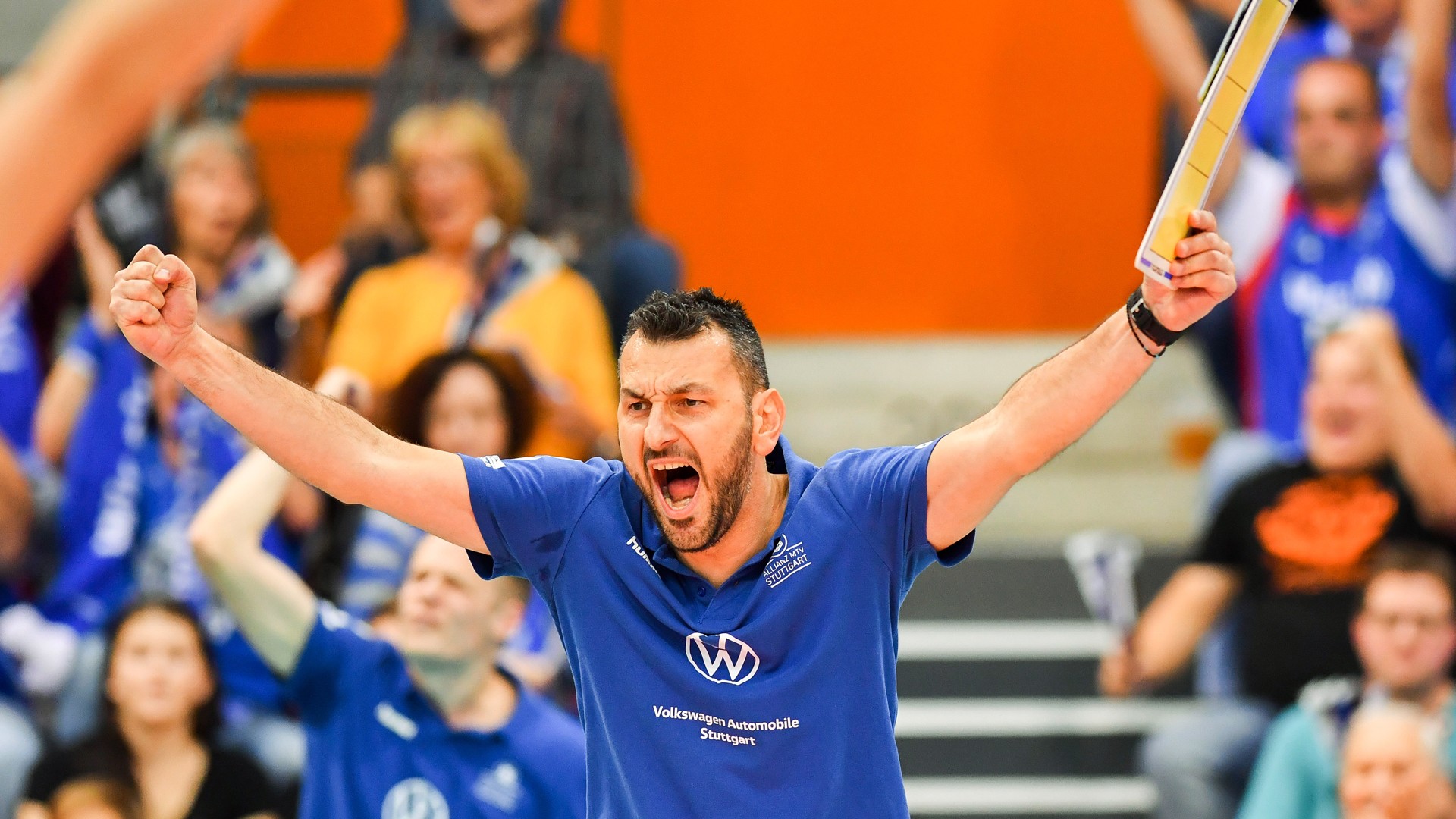 Trainer Giannis Athanasopoulos in seinem Element. Auch gegen den VCW will er "Feuer" in seinem Team sehen! | Foto: www.tombloch.de